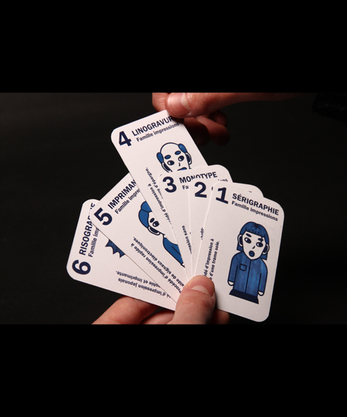 Photo des cartes prises en mains