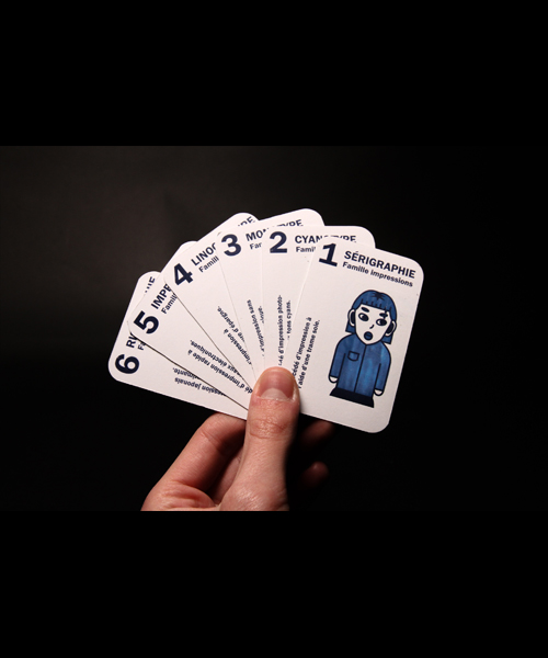 Photo des cartes prises en mains