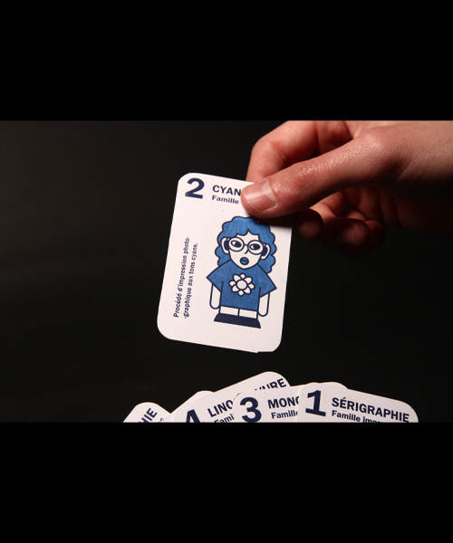 Photo des cartes prises en mains
