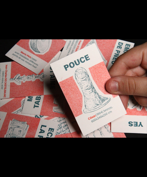 Photo des cartes prises en mains par dessus un tas