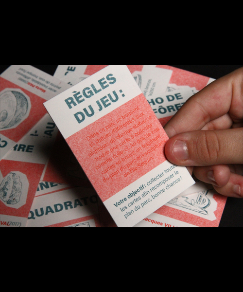 Photo d'une main tenant la carte des règles du jeu